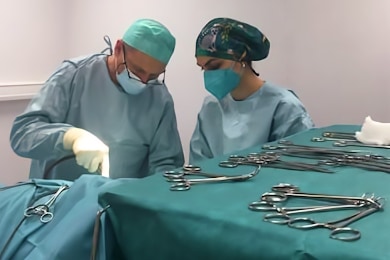 équipe soignante en salle d'opération